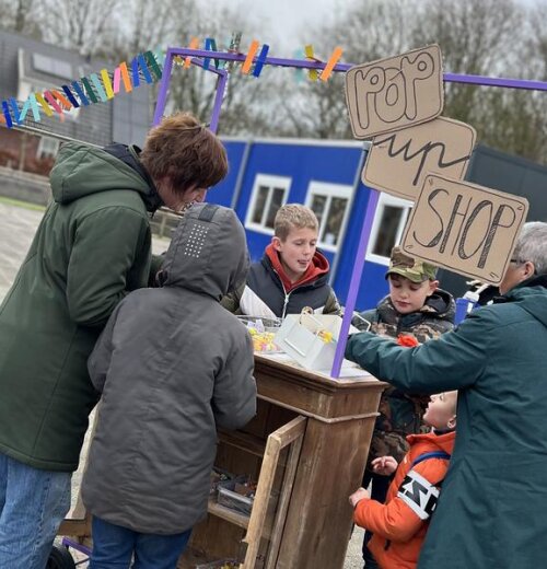 Kinderen Kindcentrum Immanuël in Steenwijkerwold maken sleutelhangers voor Serious Request